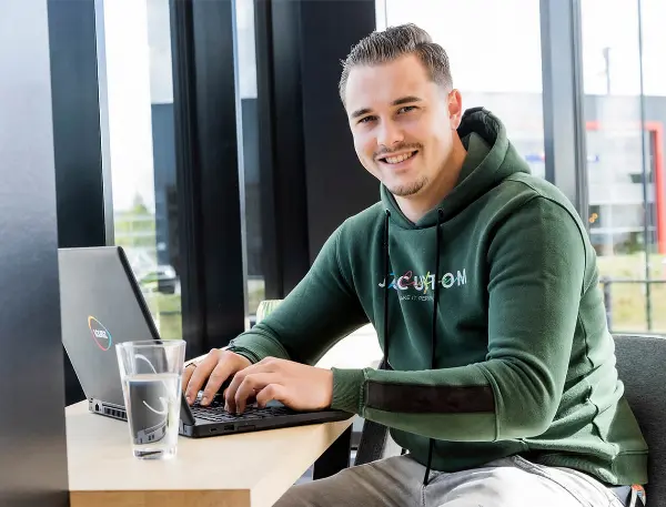 Yoeck achter zijn bureau