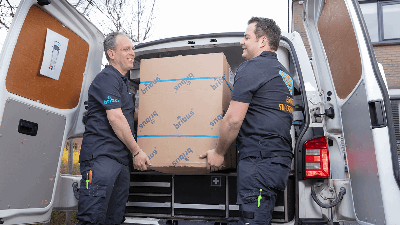 2 supermonteurs keuken aan het uitladen